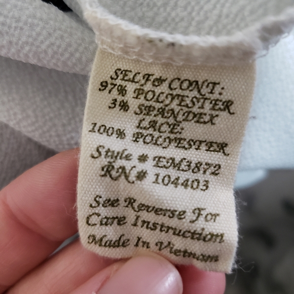 Women's Black and White Sleeveless Blouse - Picture 7 of 8